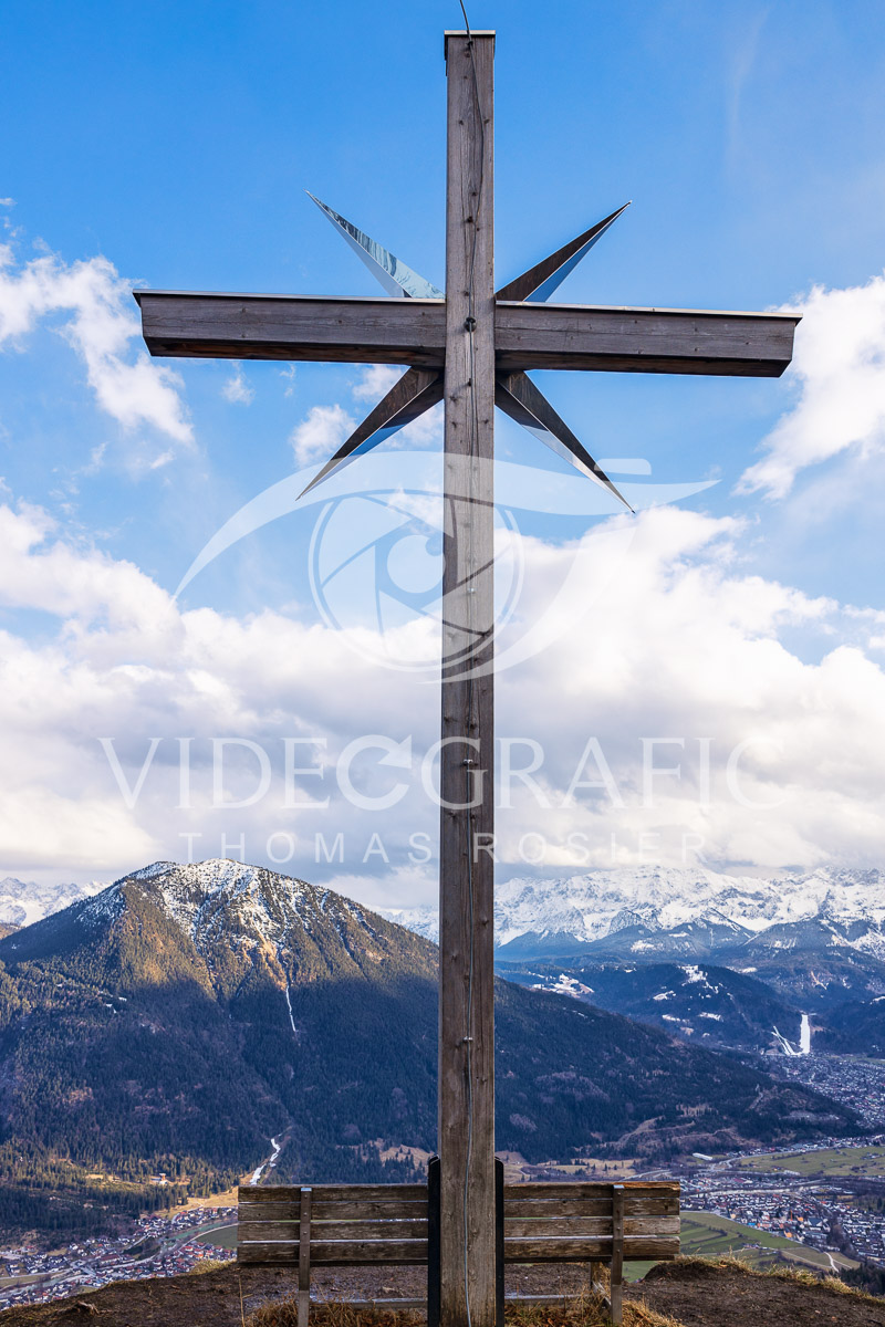Summit-Crosses-560.jpg