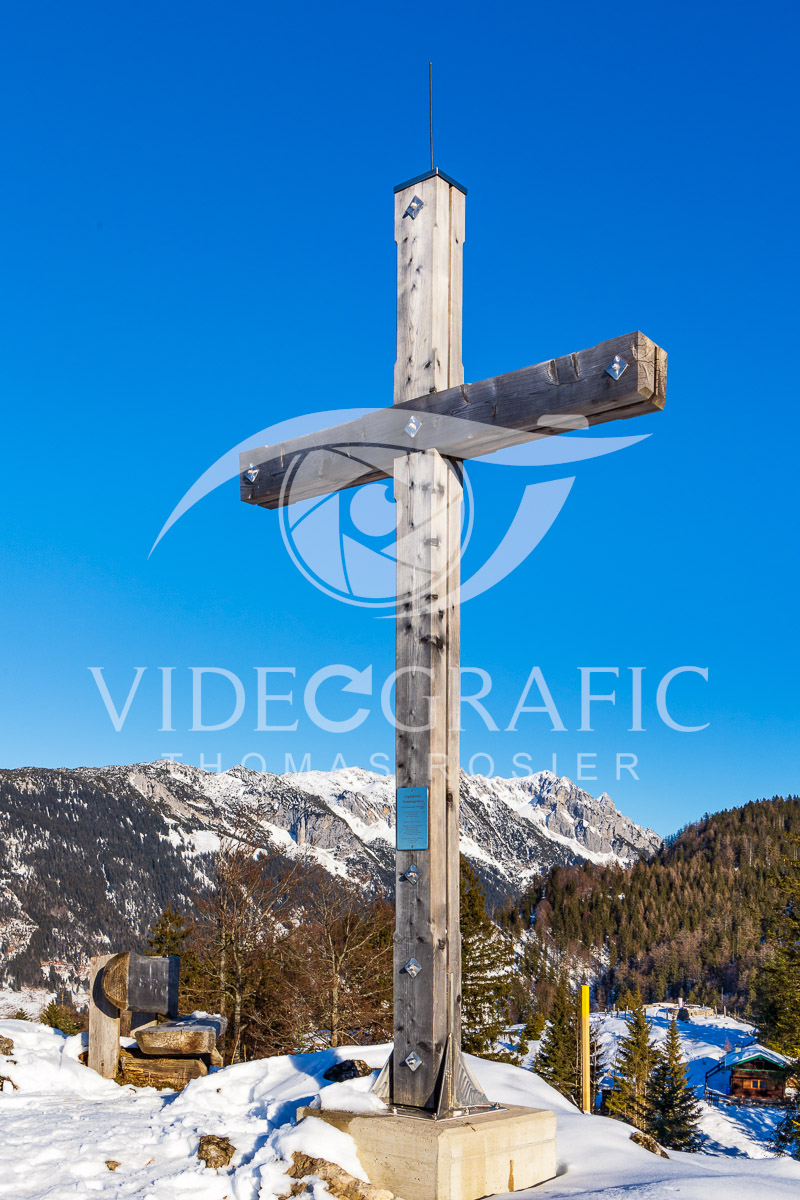 Summit-Crosses-636.jpg