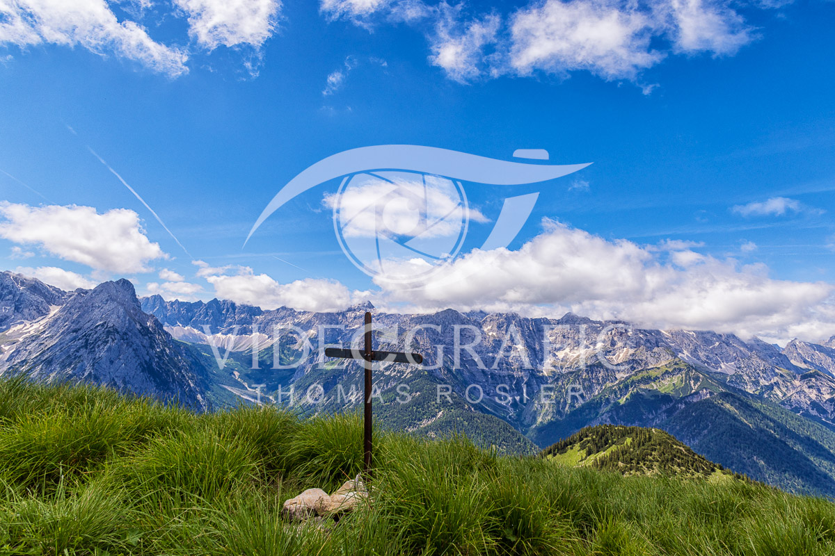 Summit-Crosses-660.jpg